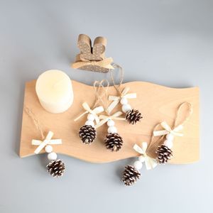 Ornement suspendu en forme de cône de pin en bois de Noël avec perles blanches et ruban, décoration de style rustique pour arbre ou décoration intérieure - Product Image 4