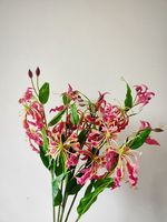 M898 Hochzeitsvase Hotel Blumenarrangement Lebensechte Hochwertige Luxuriöse Realistische Seiden-Kunstblumen Gloriosa Flaming Lily