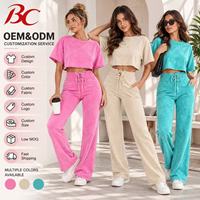 Ensemble de survêtement décontracté deux pièces pour femme : T-shirt à manches courtes et col rond, pantalon taille haute à jambes larges avec cordon de serrage et boutons à pompons