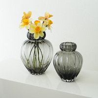 Vase de bourgeon de fleur en verre vert moderne fait à la main avec bord orange petit et délicat pour décoration de table ou de chambre à coucher ornements de maison