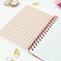 Mignon cahier à spirale de taille A5 à impression personnalisée avec logo personnalisable, motifs de cœur et de fleurs installés