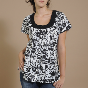 Blusa Elegante y Chic para Mujer, Cuello Cuadrado, Manga Corta, 100% Algodón, Estampado Floral, Negro y Blanco, PNM Overseas, Corte Regular, para el Día a Día - Product Image 2