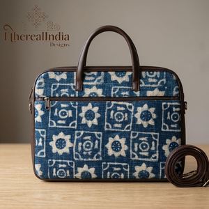Bolso para portátil de algodón con estampado artesanal Indigo, tipo mensajero para oficina, con asa de Regzine - Product Image 4