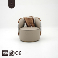 Fauteuil lounge en cuir véritable élégant, fauteuil simple de luxe de qualité supérieure avec un revêtement en fourrure moelleux confortable pour villa