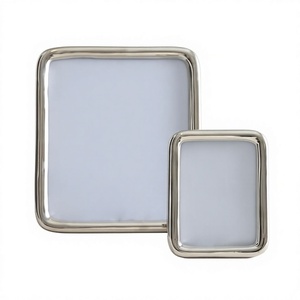 Cadre photo en métal et verre finition or haut de gamme, support d'affichage de photos sur table moderne, décoration intérieure de luxe - Product Image 1