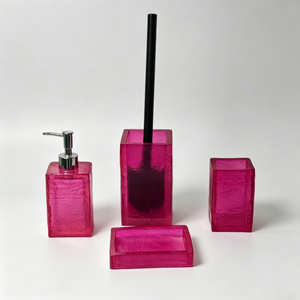 Set Bagno Moderno 4 Pezzi in Resina Fucsia Vibrante con Effetto Craquelé: Dispenser Sapone, Porta Scopino, Porta Spazzolino, Porta Sapone - Product Image 6
