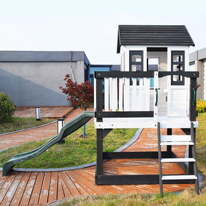 Maisonnette de jeu extérieure en bois à deux niveaux, blanche et noire, avec toboggan et garde-corps de sécurité pour enfants - Product Image 2