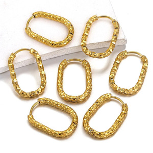 Boucles d'oreilles créoles rectangulaires texturées pour femmes |   Acier inoxydable plaqué or 18 carats avec design martelé |   Hypoallergénique et imperméable - Product Image 3