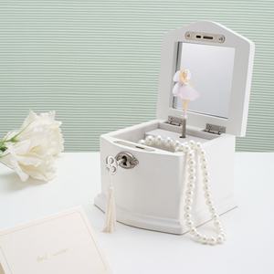 Caja Musical de Bailarina Blanca de Lujo Personalizada con Cerradura para Mujeres y Niñas, para Guardar Collares, Pendientes, Pulseras y Anillos - Product Image 5