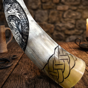 Mug à boire en corne de bœuf fait main avec motif de nœuds, design traditionnel, réutilisable, cadeau pour les occasions - Product Image 1