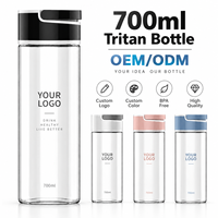 Bouteille d'eau en plastique Tritan transparente de 700 ml (24 oz) avec logo personnalisé, bouchon à vis et poignée, pour la gym, vente en gros, approvisionnement en vrac