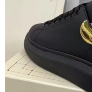 Chaussures de marche d'extérieur polyvalentes et tendance de style américain - noires, simples, respirantes, à semelle épaisse, chaussures décontractées, logo personnalisé - Product Image 1