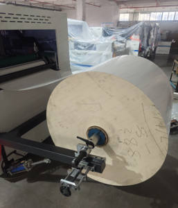 Machine de découpe automatique à plat de haute qualité et à prix abordable pour la production de gobelets, bols et assiettes en papier, et de feuilles de papier pour ventilateurs de gobelets. - Product Image 4