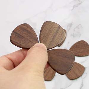 Regalo per il 5° Anniversario per Lui: Plettro per <span class=keywords><strong>Chitarra</strong></span> in Legno d'Ulivo Naturale Lucidato, Artigianato in Legno Ecologico Incidibile per Halloween - Product Image 5