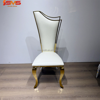 Chaise de salle à manger de luxe à dossier haut en cuir PU blanc, avec piètement en acier inoxydable doré, idéale pour mariages, banquets, événements et locations.