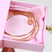 Boîte à bijoux A1 personnalisée avec bouton en cristal de diamant pour fenêtre et tiroir, base en satin noir, blanc, rose, bleu, jaune, or, argent – Fabricant