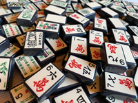Jeu de Mahjong Classique en Acrylique – Tuiles Traditionnelles Asiatiques – Design Unique et de Collection – Qualité Supérieure, Poids Lourd, Toucher Lisse