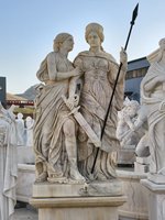 Statue de Saint George chevauchant un cheval tuant un dragon, sculptée à la main dans du marbre blanc
