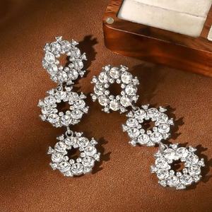 Boucles d'oreilles tendance en alliage de zinc plaqué argent avec cristaux de strass en forme de papillon de haute qualité européenne et américaine - Product Image 3