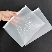 Sac à fermeture éclair personnalisé durable, imprimé, mat, pour emballage de t-shirts, sac à fermeture éclair en PVC pour cosmétiques, sac à fermeture éclair givré en plastique avec logo