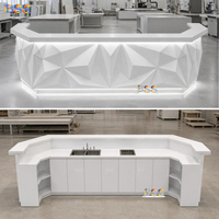 Comptoir de bar lumineux pour divertissement en pub, surface solide blanche, design futuriste, discothèque, musique live, salon, club, design d'intérieur
