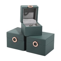 Nouvelle boîte organisatrice de bijoux carrée en cuir PU personnalisée, fermeture magnétique, logo personnalisé, doublure intérieure douce, finition de qualité, cadeau