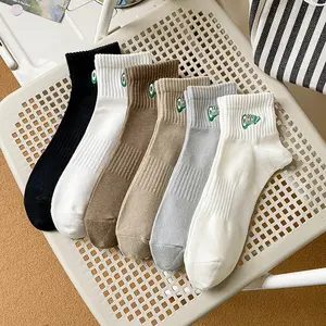 Neuzugang Herren Individuelles Logo Letter Socken solide Farbe Frühjahr Sommer Baumwollsocke schweißabsorbierend atmungsaktiv Stickerei Knöchelsocken