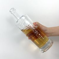 Bouteille d'alcool en verre à motif sculpté à base lourde avec bouteille de vin en verre à long cou de 750ml
