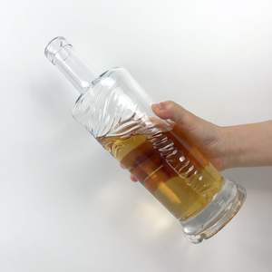 Botella de licor de vidrio con patrón tallado de base pesada con cuello largo botella de vino de vidrio de 750ml - Product Image 2