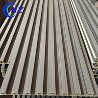 Panel Dinding Beralur WPC Gaya Modern, Papan Louver Komposit Kayu Plastik untuk Latar Belakang TV