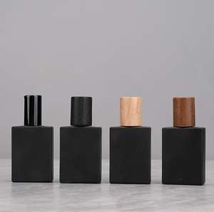 Flacon de parfum vide en verre mat noir de 30 ml et 50 ml, flacon pulvérisateur carré plat noir avec bouchon en bois de hêtre et pulvérisateur à vis argenté - Product Image 1
