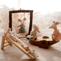 Ensemble de construction de maison de poupée éco-responsable Gnome Mini Jungle, jouet en bois à trois niveaux, maison dans les arbres, aire de jeux intérieure