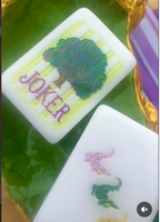 Collection Krewe : Tuiles de Mahjong Américaines Personnalisées Illustrées pour le Mardi Gras, Ensemble de Mahjong en Acrylique de 160 Pièces avec Tapis