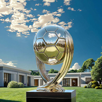 Grand monument urbain personnalisé en acier inoxydable poli miroir Football Sculpture