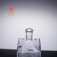Bouteille en verre de 700 ml pour vin rouge ou brandy, bouteille en verre carrée sculptée avec des raisins gravés, personnalisable avec le logo de la marque