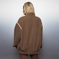 Veste chaude décontractée surdimensionnée en polaire sherpa 100% polyester, à col montant personnalisé avec passepoil contrastant, épaules tombantes et empiècements moelleux