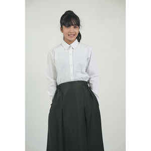 ชุดนักเรียนหญิงแบบกำหนดเอง เสื้อเชิ้ตสีขาวผ้าฝ้าย 95% ผสมอีลาสเทน 5% กระโปรงยาวสีดำ สำหรับเด็กประถม - Product Image 4