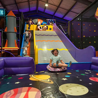 Grande zone de jeux intérieure sur le thème de l'espace avec mur de réalité augmentée et piscine à balles, taille personnalisable pour centres commerciaux et parcs d'attractions