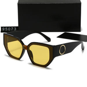 Nuovi <span class=keywords><strong>Occhiali</strong></span> <span class=keywords><strong>da</strong></span> <span class=keywords><strong>Sole</strong></span> Polarizzati <span class=keywords><strong>da</strong></span> <span class=keywords><strong>Donna</strong></span> alla Moda, Protezione UV380, Montatura Larga con Decorazione ad Anello e Contrasto di Colore 95073 - Product Image 2