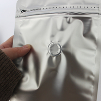 Sacs d'emballage pour café personnalisés, pochettes plates en kraft avec fermeture éclair et valve pour grains entiers