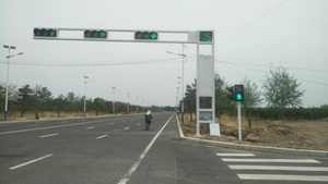 Poste <span class=keywords><strong>de</strong></span> un Solo Brazo <span class=keywords><strong>de</strong></span> Acero Q235B Galvanizado en Caliente <span class=keywords><strong>de</strong></span> Alta Calidad, Garantía <span class=keywords><strong>de</strong></span> 10 Años, Resistencia al Viento <span class=keywords><strong>de</strong></span> 180 <span class=keywords><strong>km</strong></span>/<span class=keywords><strong>h</strong></span>, Señalización <span class=keywords><strong>de</strong></span> Tráfico Vial - Product Image 6