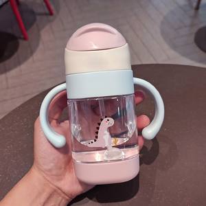 แก้วน้ำเด็กแบบมีหลอดดูด ลายการ์ตูน ป้องกันการสำลัก แก้วน้ำเด็กพกพาสะดวก พร้อมหูจับ ขวดน้ำพลาสติกสำหรับเด็ก - Product Image 5
