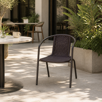 Chaise longue pliante inclinable avec accoudoirs incurvés et cadre de support croisé