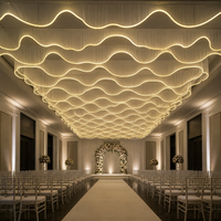 Luminaire de plafond en maille ondulée structurée 3D, Rideaux et tentures en tissu voile à volants sculpturaux pour événements, pour décoration de mariage