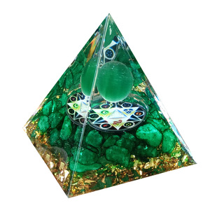 Pyramide en résine époxy avec galets de cristal, œil de chat vert, hexagone, décoration d'aquarium, ornement de bureau, cadeau - Product Image 5