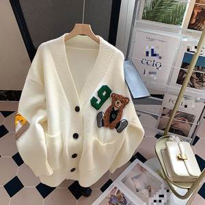 2024 Herbst- und Winterkollektion: Heiß Begehrter Hochwertiger V-Ausschnitt Langarm Lockerer Strickcardigan für Damen mit Cartoon Bär und Knopfdesign - Product Image 2