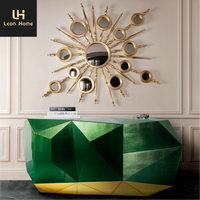 Miroir mural rond Boca Do Lobo, design rustique antique, en forme de soleil, avec cadre en métal finition dorée, pour villa et mobilier d'art.