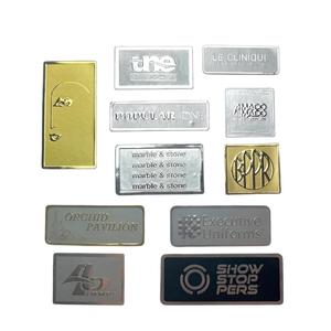 Fabbrica personalizzato inciso <span class=keywords><strong>Logo</strong></span> in alluminio Tag segno in rilievo in ottone antico marchio targhetta targhetta in metallo nome della targhetta per mobili