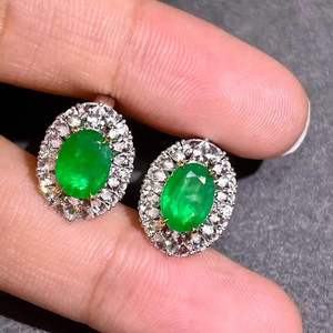 Boucles d'oreilles en or massif 18 carats avec émeraude naturelle ovale de 2,4 carats, saphir blanc et diamants incrustés – Bijoux en pierres précieuses fines - Product Image 1