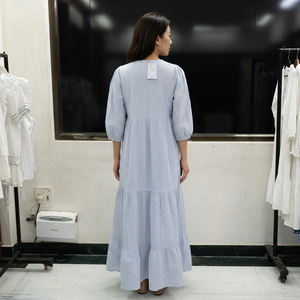 Robe maxi en coton écologique à 3 couches avec manches longues et imprimé rayé, détail nœud asymétrique - Product Image 3